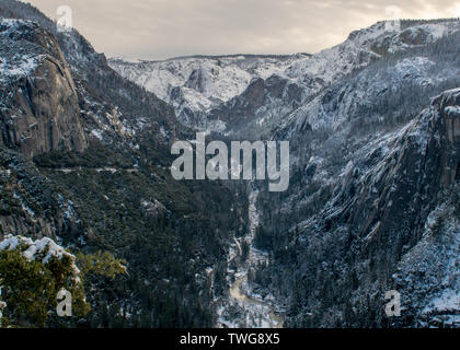 Blick auf den Merced River von der Autobahn 120 und das Tal, Yosemite National Park, an einem Wintertag. Stockfoto