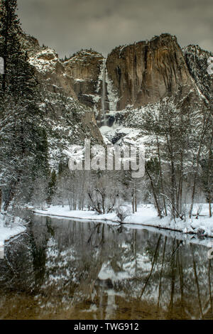 Ein Blick auf das Yosemite Merced River und fällt aus dem Tal, im Winter mit Schnee angesammelt, Kalifornien, USA Stockfoto