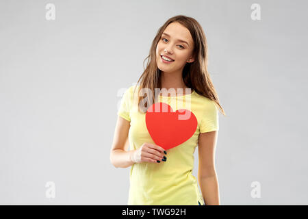 Smiling teenage Mädchen mit roten Herzen Stockfoto