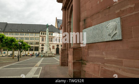 FRANKFURT, Deutschland - JUNI 10,2019: Gedenktafel in der Kathedrale zum Gedenken an den Besuch des Präsidenten der Vereinigten Staaten John F. Kennedy in Frankfurt, Stockfoto