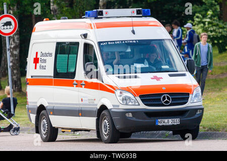 AUGUSTDORF/Deutschland - Juni 15, 2019: Deutsche Krankenwagen Auto von Deutsches Rotes Kreuz steht an öffentliche Veranstaltung Tag der offenen Tür in Augustdorf. Stockfoto