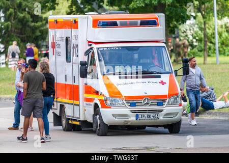 AUGUSTDORF/Deutschland - Juni 15, 2019: Deutsche Krankenwagen Auto von Deutsches Rotes Kreuz steht an öffentliche Veranstaltung Tag der offenen Tür in Augustdorf. Stockfoto
