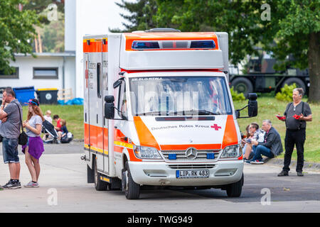 AUGUSTDORF/Deutschland - Juni 15, 2019: Deutsche Krankenwagen Auto von Deutsches Rotes Kreuz steht an öffentliche Veranstaltung Tag der offenen Tür in Augustdorf. Stockfoto