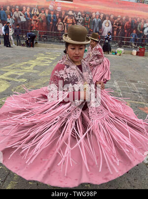 Cholita tanzen im Gran Poder Festival, La Paz, Bolivien Stockfoto