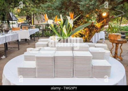 Ceramic White Teller am Tisch gestapelt für Party im schattigen Garten Stockfoto