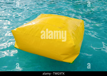 Gummi box Airbag gelb auf Pool für Spaß Stockfoto
