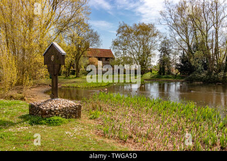 Stanhoe Dorf Ententeich und Zeichen im Frühling ein traditionelles Kleines Dorf auf dem Land Norfolk im Norden der Grafschaft Stockfoto