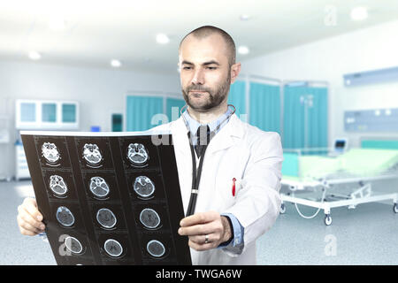 Junger Arzt untersucht einen Xray innerhalb des Krankenhauses. Gesundheit und Gesundheitsversorgung Konzept. Stockfoto