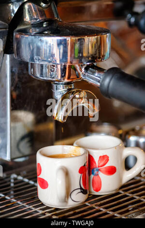Kaffeemaschine, Espresso in Schale auf Bar aus Holz Stockfoto