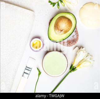 Schönheit Konzept avocado Hautpflege Gesichtspflege Parfüm Öl, Seife, Lilie Blume und Handtuch auf weißem Hintergrund. Stockfoto