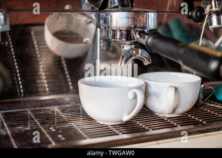 Kaffeemaschine, Espresso in weißen Schale auf Bar Stockfoto