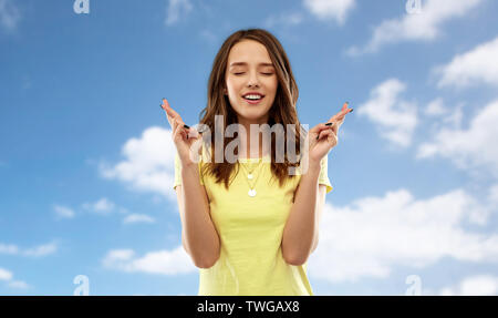 Junge Frau oder junges Mädchen mit gekreuzten Fingern Stockfoto