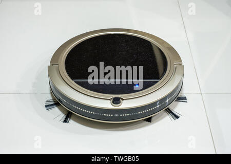 Roboter Staubsauger auf Fliesen im Haus Stockfoto