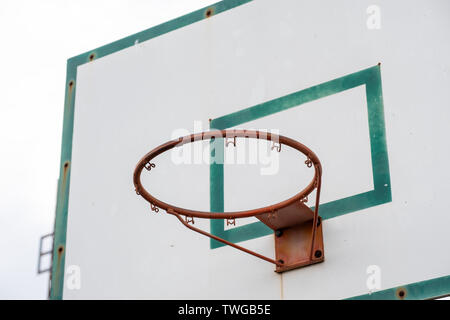 Holz Basketball Backboard mit Hoop grünen Rahmen und alten verwitterten Stockfoto