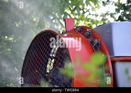 Traktor sprays Insektengift in Apple Orchard Felder Bild Stockfoto