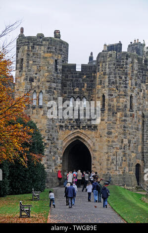 Besucher in Alnwick Castle in der Nähe von Alnwick Gardens in Northumberland, Großbritannien Stockfoto