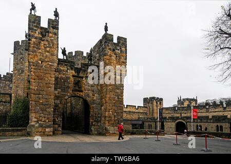 Barbican und Torhaus in Alnwick Castle in Alnwick, Northhumberland,, Großbritannien Stockfoto