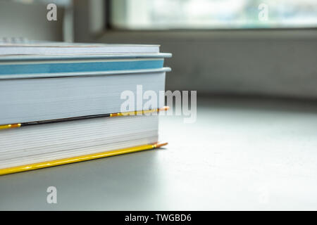 Stapel von Farbe Bücher auf grauem Hintergrund Stockfoto