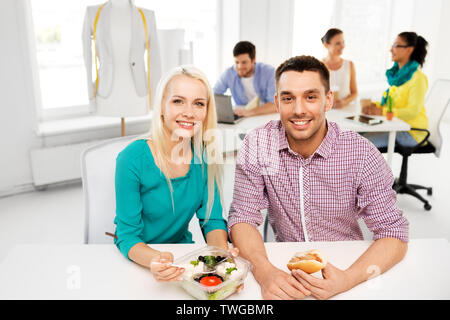 Gerne Kollegen zu Mittag essen, und essen im Büro Stockfoto