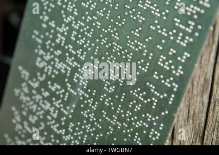 Ein Detail des Textes in Braille Alphabet. Die Detailtreue der Informationen anmelden. Stockfoto