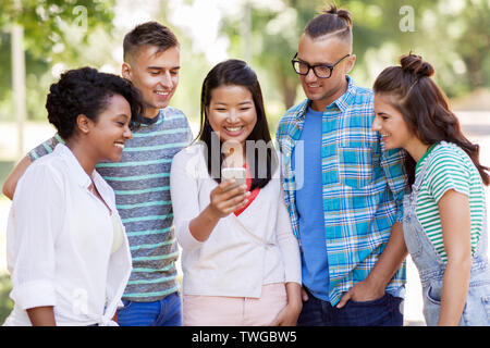 Gruppe der glücklichen Freunde mit Smartphone im Freien Stockfoto