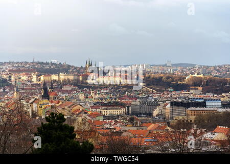 Prag Panorama mit St. Vitus Kathedrale und Prager Burg - die größte Burg der Welt und Residenz des Präsidenten, die Tschechische Republik Stockfoto