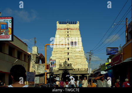 23-Aug-2009 - reich verzierte Gopuram von Ramanathswam Tempel; 24 Meter Höhe im 17. Jahrhundert erbaut; Rameswaram; Char Dham; Tamil Nadu, Indien Stockfoto