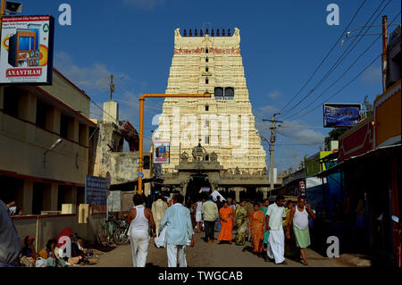 23-Aug-2009 - reich verzierte Gopuram von Ramanathswam Tempel; 24 Meter Höhe im 17. Jahrhundert erbaut; Rameswaram; Char Dham; Tamil Nadu, Indien Stockfoto