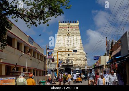 23-Aug-2009 - reich verzierte Gopuram von Ramanathswam Tempel; 24 Meter Höhe im 17. Jahrhundert erbaut; Rameswaram; Char Dham; Tamil Nadu, Indien Stockfoto
