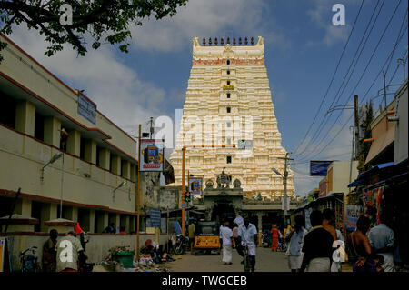 223-Aug-2009-reich verzierte Gopuram von Ramanathswam Tempel; 24 Meter Höhe im 17. Jahrhundert erbaut; Rameswaram; Char Dham; Tamil Nadu, Indien Stockfoto