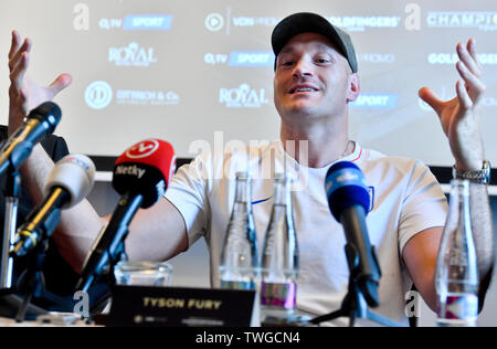 Britische boxer Tyson Fury Gesten während einer Pressekonferenz in Prag, Tschechische Republik, am 20. Juni 2019. (CTK Photo/Vit Simanek) Stockfoto