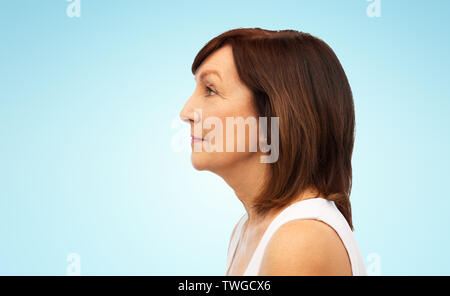 Profil von älteren Frau auf weißem Hintergrund Stockfoto