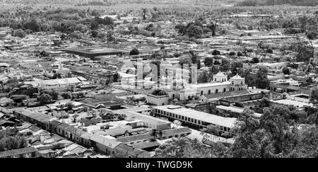 Ein Luftbild von Antigua, Guatemala in Mittelamerika in atemberaubenden Schwarz und Weiß Stockfoto