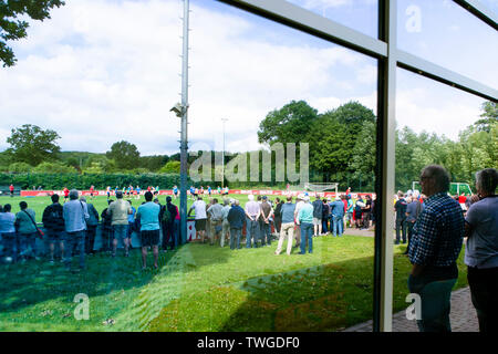 Kiel, Deutschland. Juni, 2019 20. Zuschauer beteiligen sich an der 1. Sitzung der Deutschen 2. division Team Holstein Kiel auf die anstehende neue Saison in die Zweite Bundesliga vorzubereiten. Frank Molter/Alamy leben Nachrichten Stockfoto