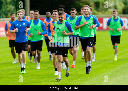 Kiel, Deutschland. Juni, 2019 20. Die Spieler der Deutschen 2. division Team Holstein Kiel in der ersten Trainingseinheit auf die anstehende neue Saison in die Zweite Bundesliga vorzubereiten. Frank Molter/Alamy leben Nachrichten Stockfoto