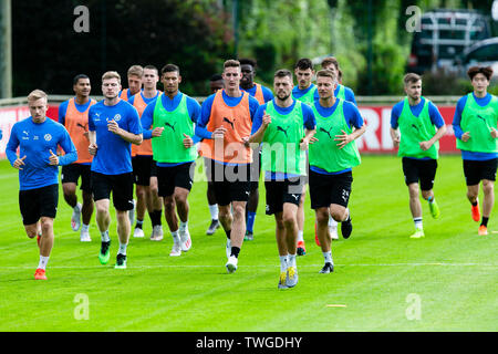 Kiel, Deutschland. Juni, 2019 20. Die Spieler der Deutschen 2. division Team Holstein Kiel in der ersten Trainingseinheit auf die anstehende neue Saison in die Zweite Bundesliga vorzubereiten. Frank Molter/Alamy leben Nachrichten Stockfoto