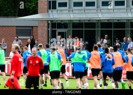 Kiel, Deutschland. Juni, 2019 20. Die Spieler der Deutschen 2. division Team Holstein Kiel in der ersten Trainingseinheit auf die anstehende neue Saison in die Zweite Bundesliga vorzubereiten. Frank Molter/Alamy leben Nachrichten Stockfoto