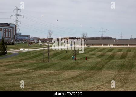 Kinder spielen auf den Hügeln im Parkview Family Park im Parkview Regional Medical Center in Fort Wayne, Indiana, USA. Stockfoto