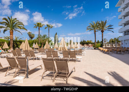 MALLORCA, SPANIEN - 6. Mai 2019: Poolbereich des AluaSoul Mallorca Resort. Hotel ist ein 4-Sterne Hotel in Alcudia. Stockfoto