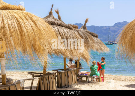 MALLORCA, SPANIEN - 6. Mai 2019: Port de Pollenca (Puerto Pollensa), einem beliebten Family Resort im Nordwesten von Mallorca. Spanien Stockfoto