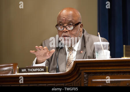 Washington, District of Columbia, USA. Juni, 2019 20. United States Vertreter Bennie Thompson (Demokrat von Mississippi) Fragen Leiter der U.S. Border Patrol, die US-amerikanischen Zoll- und Grenzschutzbehörden Carla Provost, stellvertretender Verteidigungsminister für Heimatverteidigung Integration und Verteidigung Unterstützung der zivilen Behörden Robert Salesses, und Adjutant General für Arizona Major General Michael T. McGuire während ihrer Aussage vor dem Ausschuss für die Innere Sicherheit auf dem Capitol Hill in Washington, DC, USA am 20. Juni 2019 Credit: Stefani Reynolds/CNP/ZUMA Draht/Alamy leben Nachrichten Stockfoto