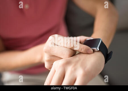 Nahaufnahme der männlichen Händen mit smart Watch Stockfoto