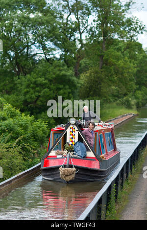 Urlauber auf einem 15-04 Die edstone Aquädukt Kreuz während einer warmen und angenehmen Tag in Warwickshire, Großbritannien. 20. Juni 2019. Stockfoto