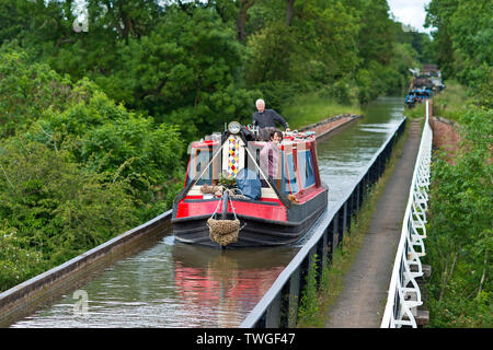 Urlauber auf einem 15-04 Die edstone Aquädukt Kreuz während einer warmen und angenehmen Tag in Warwickshire, Großbritannien. 20. Juni 2019. Stockfoto