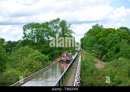 Urlauber auf einem 15-04 Die edstone Aquädukt Kreuz während einer warmen und angenehmen Tag in Warwickshire, Großbritannien. 20. Juni 2019. Stockfoto