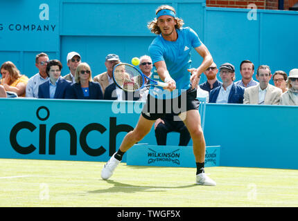 London, Großbritannien. Juni, 2019 20. LONDON, ENGLAND - Juni 20: Stefanos Tsitsipas (GRC) gegen Jeremy Chardy (FRA) am Tag 4 der Fever-Tree Meisterschaften im Queens Club am 20. Juni 2019 in London, Vereinigtes Königreich. Credit: Aktion Foto Sport/Alamy leben Nachrichten Stockfoto