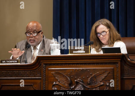 Juni 20, 2019 - Washington, District of Columbia, USA - United States Vertreter Bennie Thompson (Demokrat von Mississippi) Fragen Leiter der U.S. Border Patrol, die US-amerikanischen Zoll- und Grenzschutzbehörden Carla Provost, stellvertretender Verteidigungsminister für Heimatverteidigung Integration und Verteidigung Unterstützung der zivilen Behörden Robert Salesses, und Adjutant General für Arizona Major General Michael T. McGuire während ihrer Aussage vor dem Ausschuss für die Innere Sicherheit auf dem Capitol Hill in Washington D.C., USA am 20. Juni 2019 (Bild: © stefani Reynolds/CNP über ZUMA Draht) Stockfoto