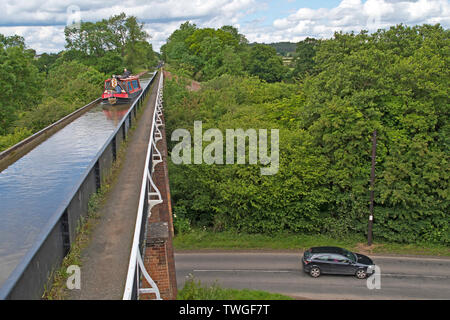 Urlauber auf einem 15-04 Die edstone Aquädukt Kreuz während einer warmen und angenehmen Tag in Warwickshire, Großbritannien. 20. Juni 2019. Stockfoto