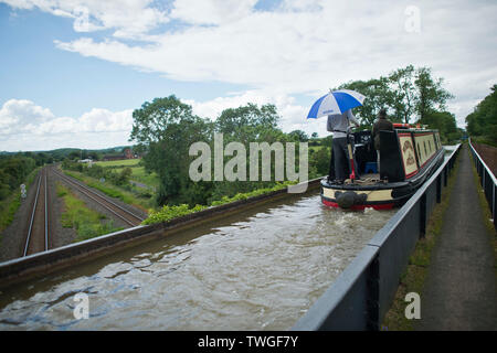 Urlauber Schutz vor Regen auf einem 15-04 Die edstone Aquädukt Kreuz während einer warmen und angenehmen Tag in Warwickshire, Großbritannien. 20. Juni 2019. Stockfoto