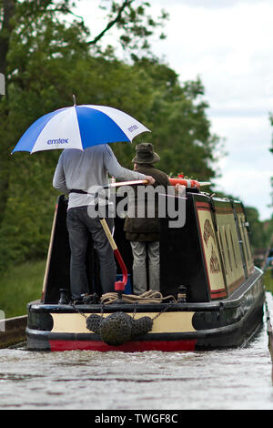 Urlauber Schutz vor Regen auf einem 15-04 Die edstone Aquädukt Kreuz während einer warmen und angenehmen Tag in Warwickshire, Großbritannien. 20. Juni 2019. Stockfoto